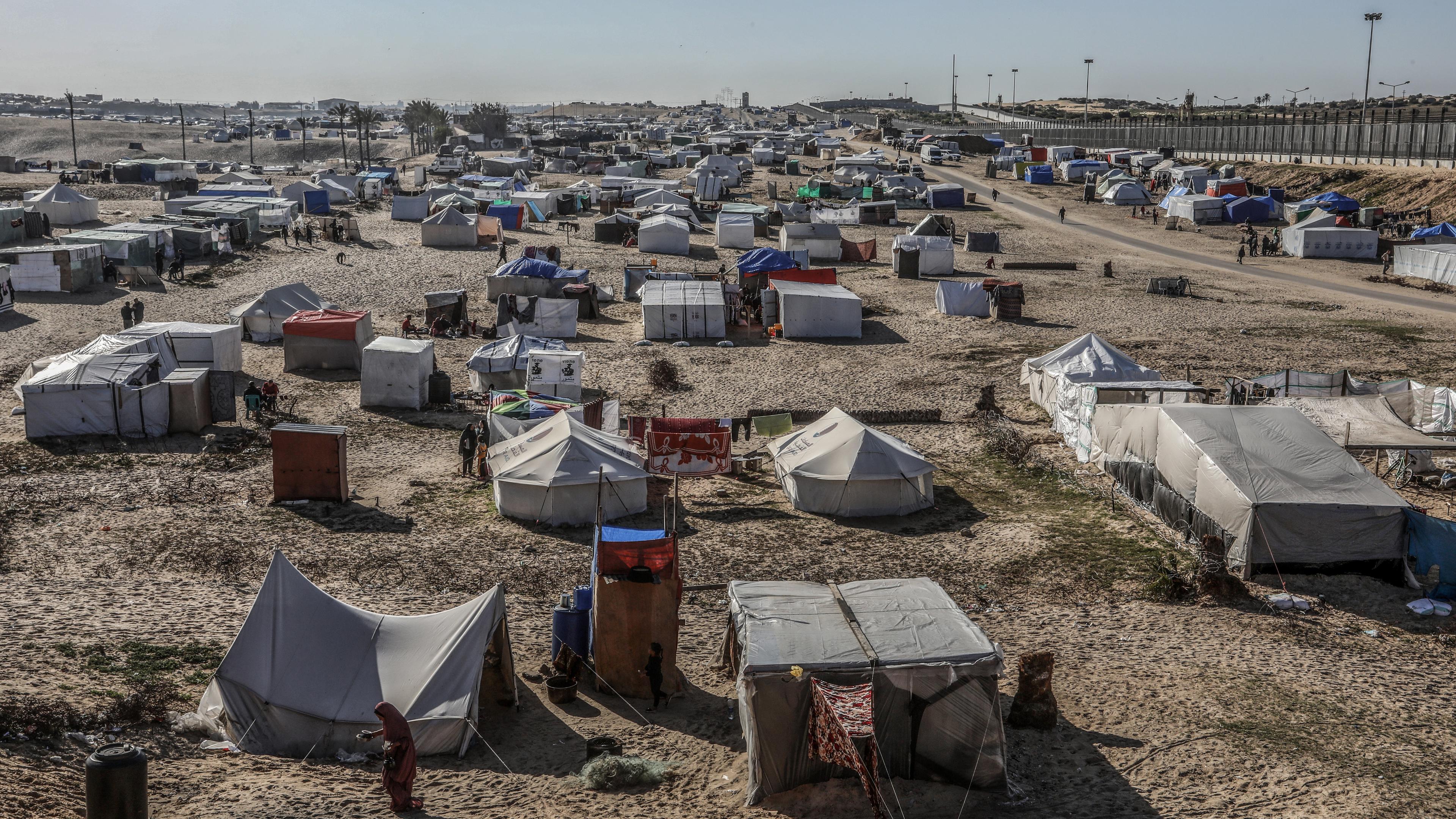 Auf dem Bild ist ein Zeltlager neben der Grenze zu Ägypten zu sehen.
