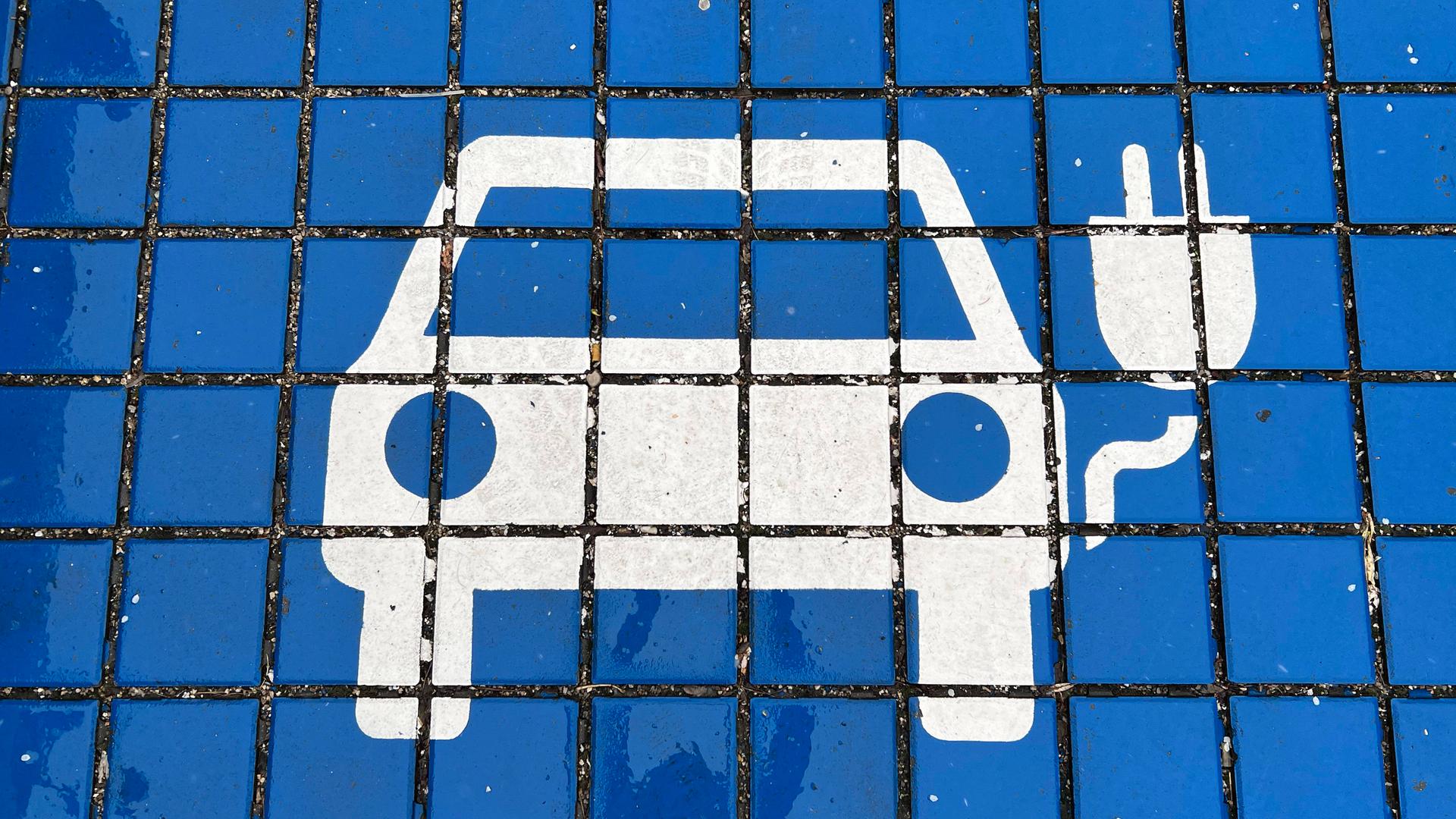 Auot mit Stecker auf Pflastersteine gemalt