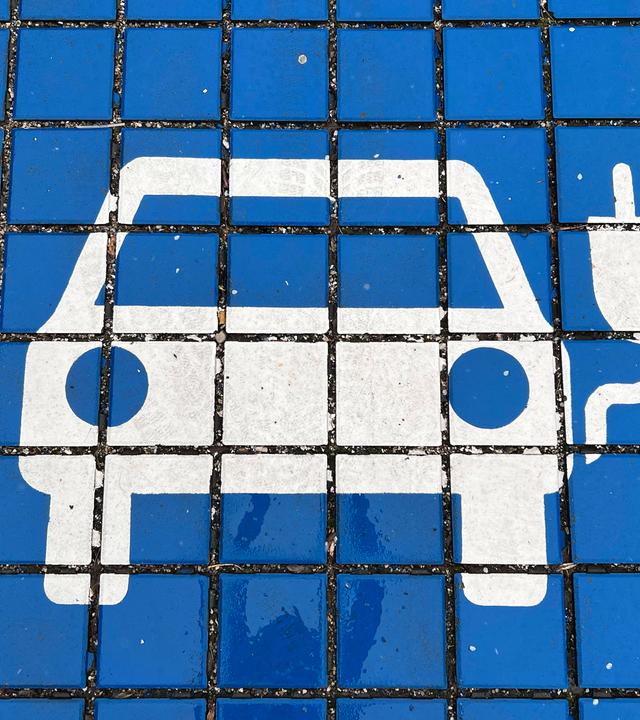 Auot mit Stecker auf Pflastersteine gemalt