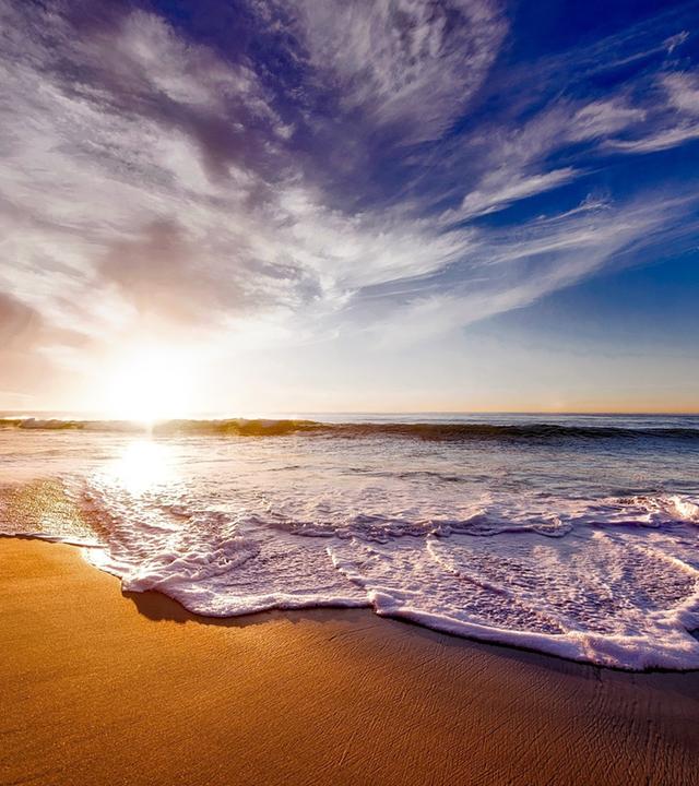 Sonne über dem Meer in der Dämmerung