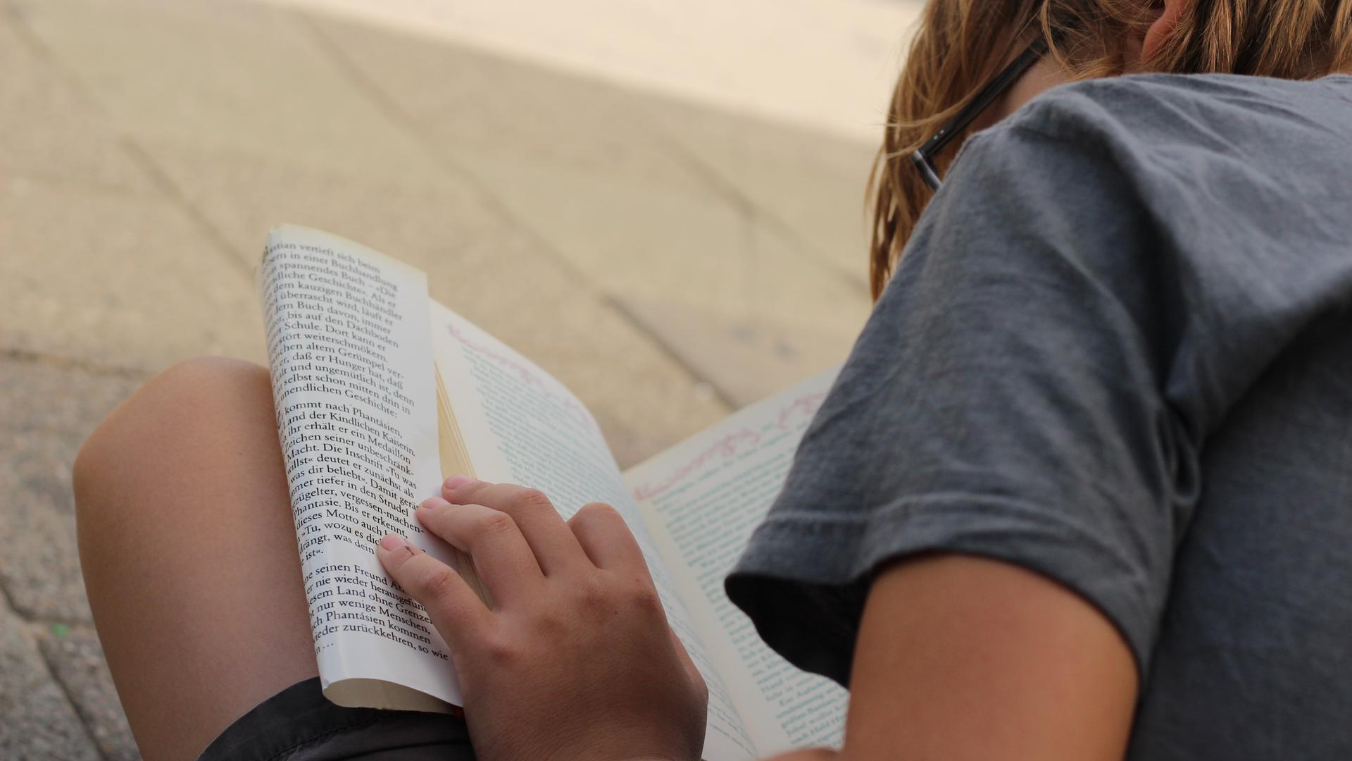 Kinde liest ein Buch