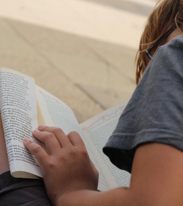 Kinde liest ein Buch