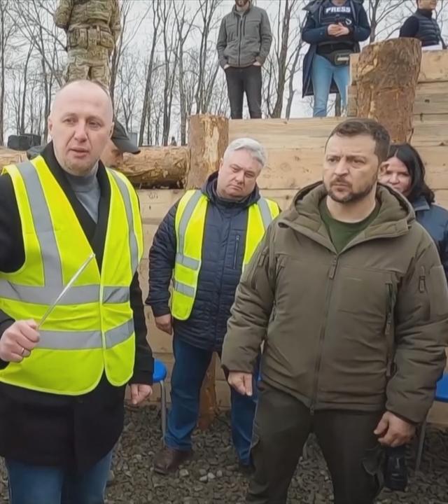 Ukraine: Selenskyj im Gespräch mit einem Arbeiter