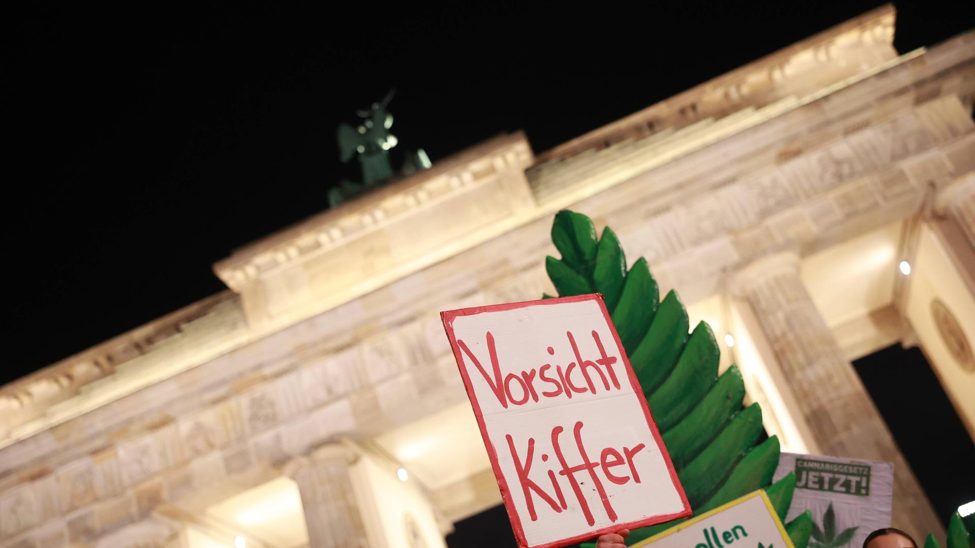 Pappe mit Aufschrift "Vorsicht KIffer".