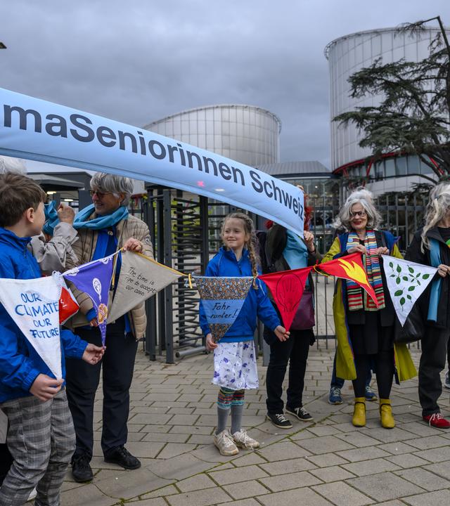 Klimasenirinnen halten Transparent hoch