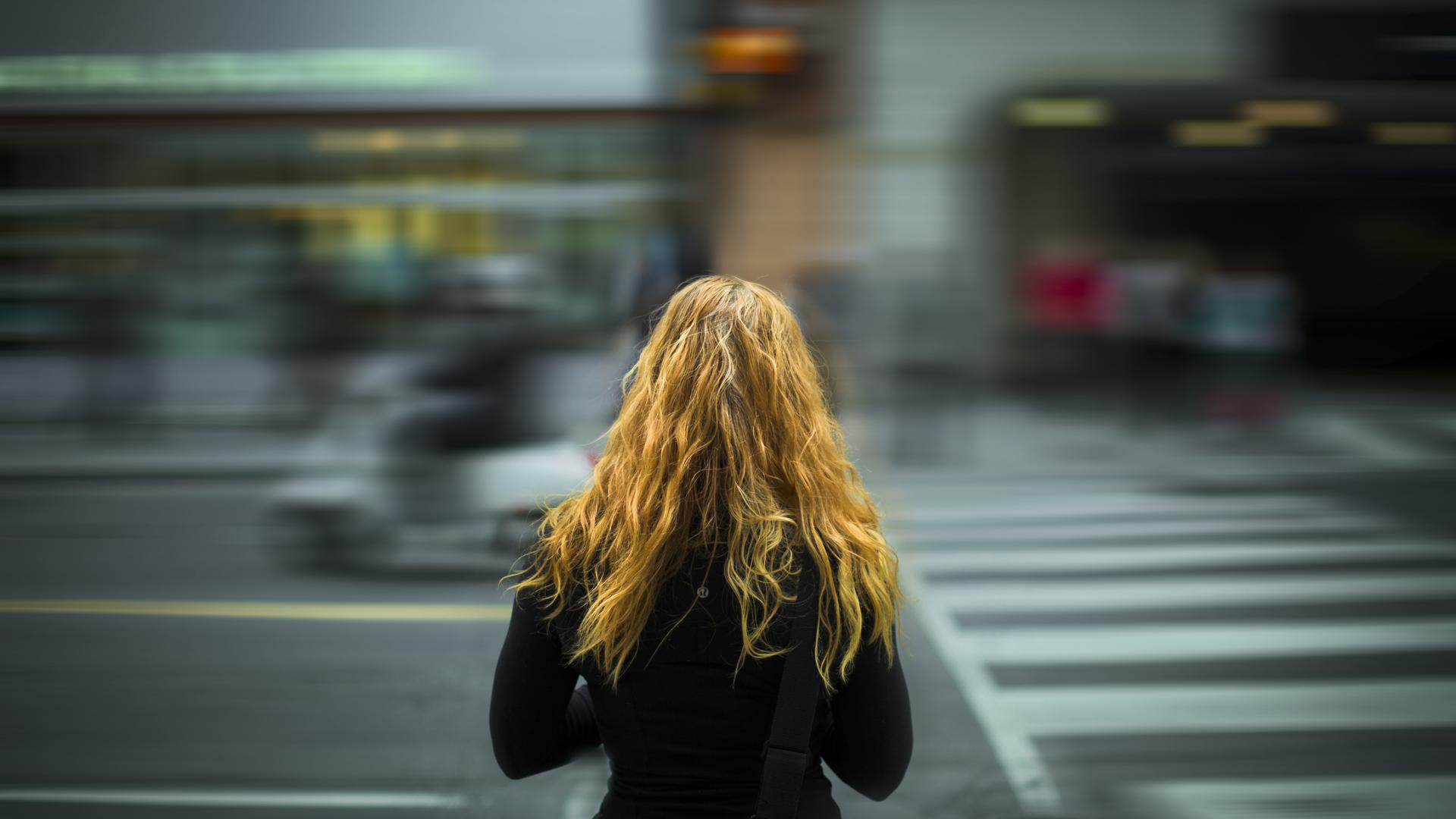 Jugendliche steht warten an einer Straße