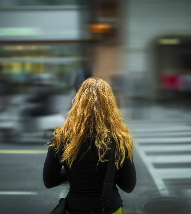 Jugendliche steht warten an einer Straße