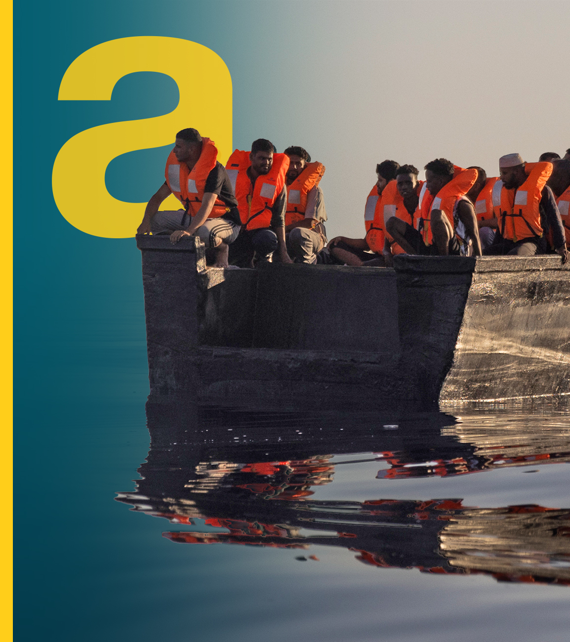 Auf dem Bild ist ein Boot mit geflüchteten Personen auf dem Mittelmeer zu sehen.