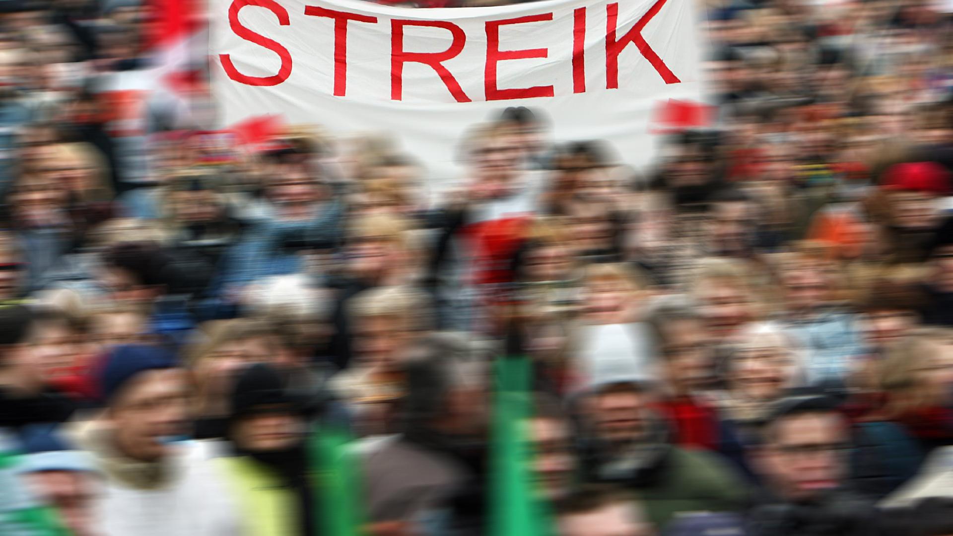 Symbolbild Streik - Transparent mit Aufschrift "Wie streiken"