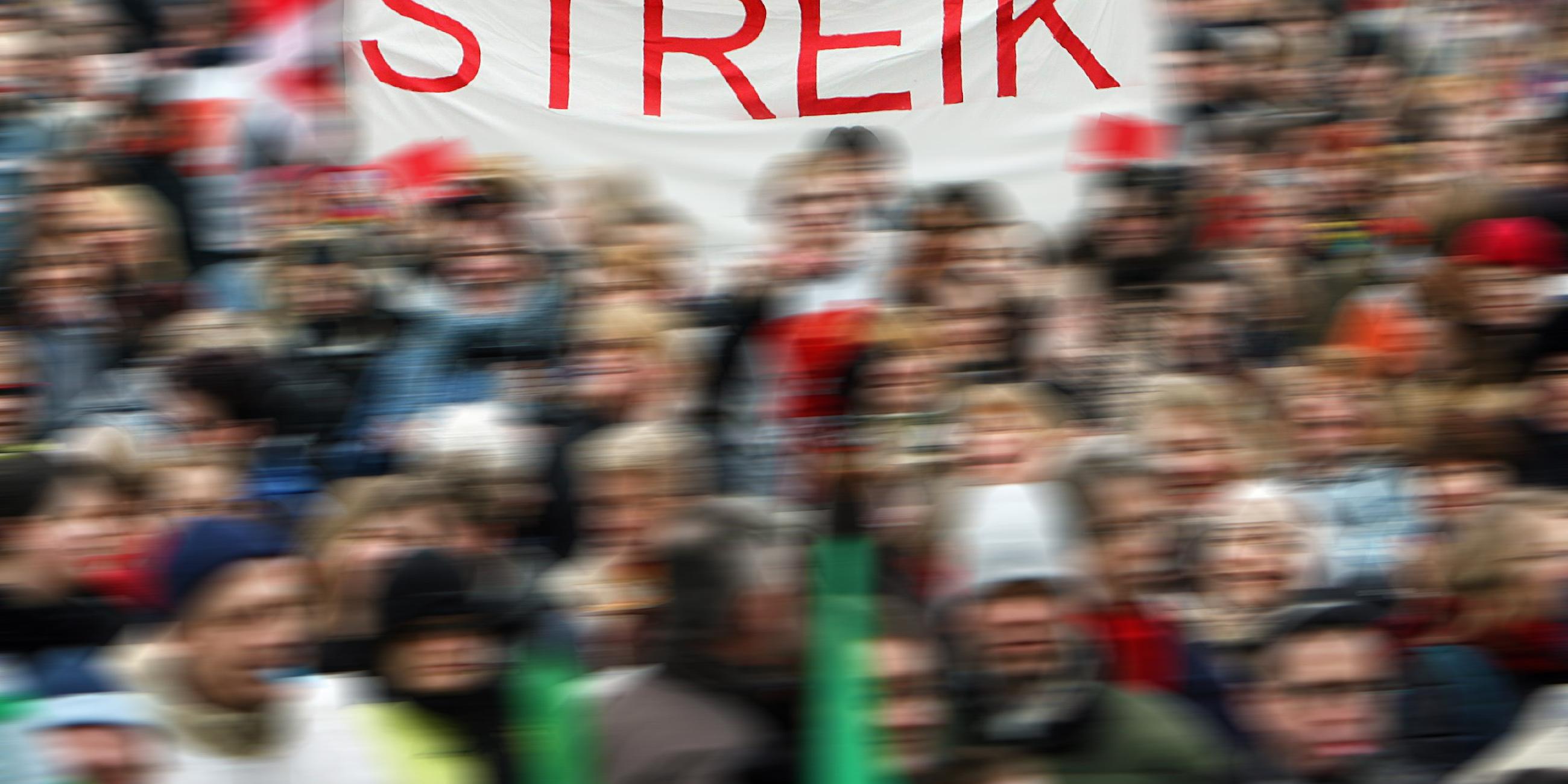 Symbolbild Streik - Transparent mit Aufschrift "Wie streiken"