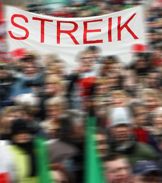 Symbolbild Streik - Transparent mit Aufschrift "Wie streiken"