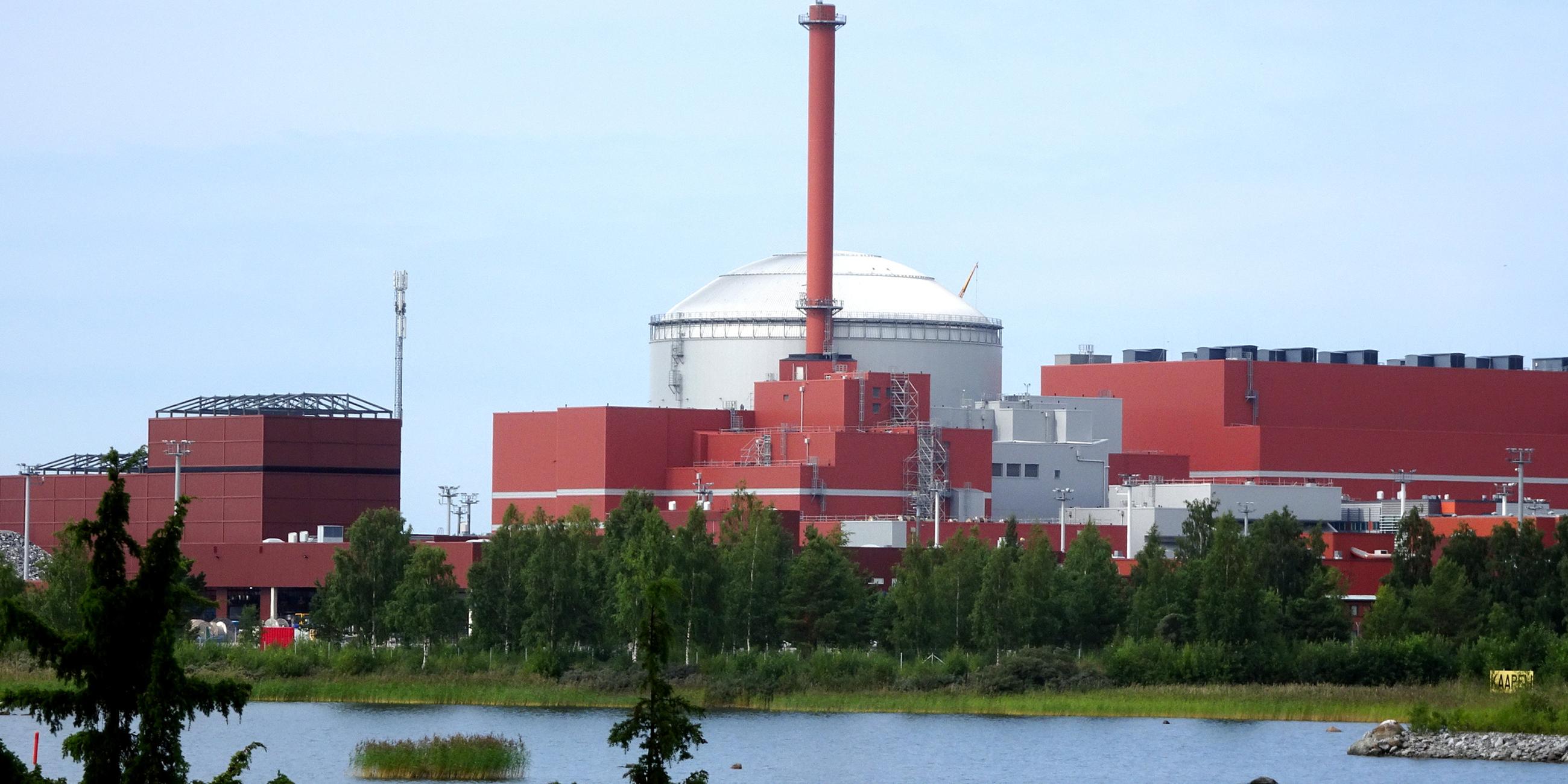 Blick auf das Atomkraftwerk Olkiluoto 3