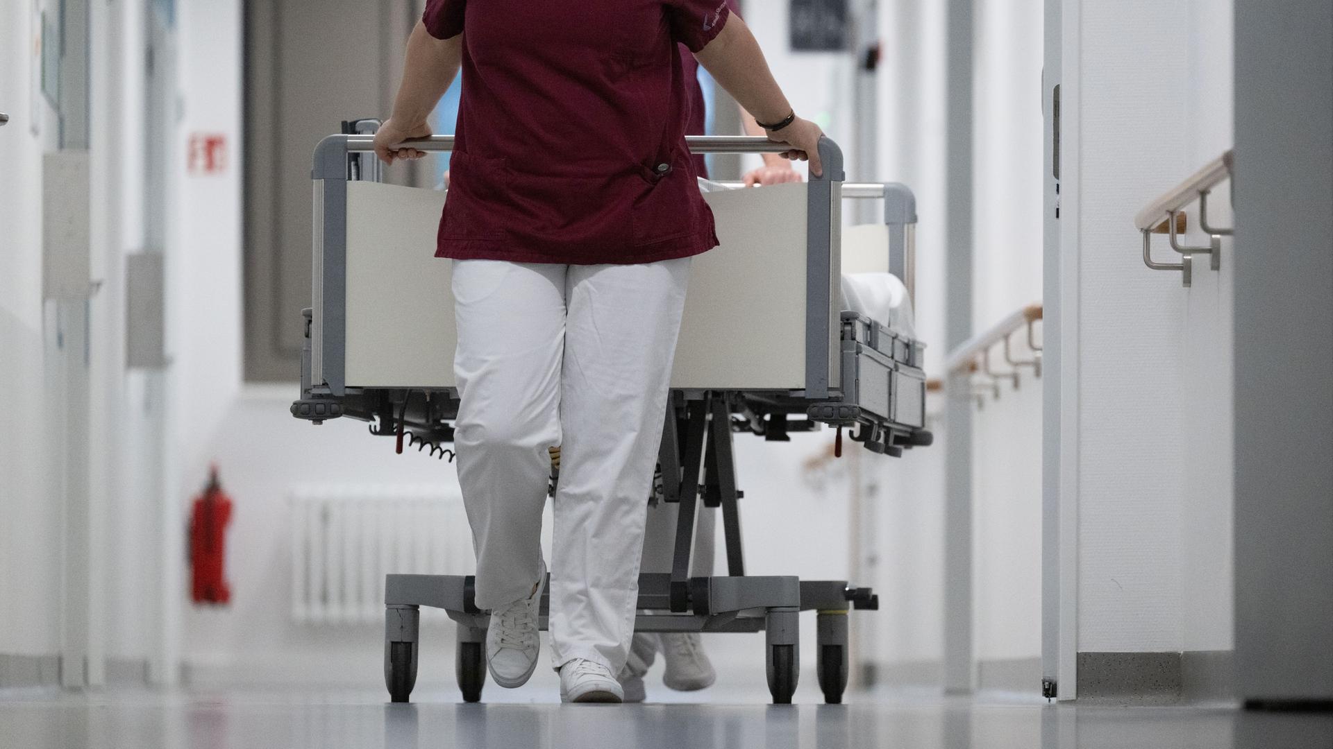 Krankhausbett im Krankenhausflur