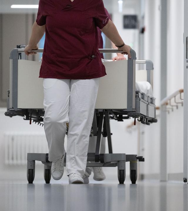 Krankhausbett im Krankenhausflur