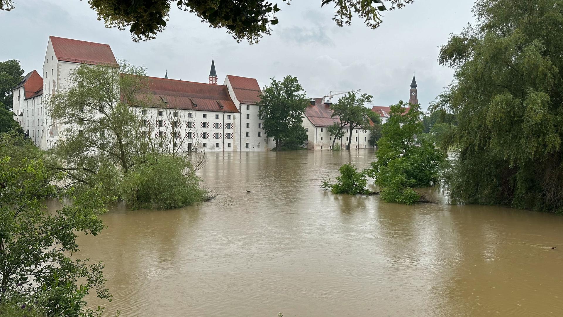 Hochwasser in Bayern. Wasser hat Gebäude erreicht