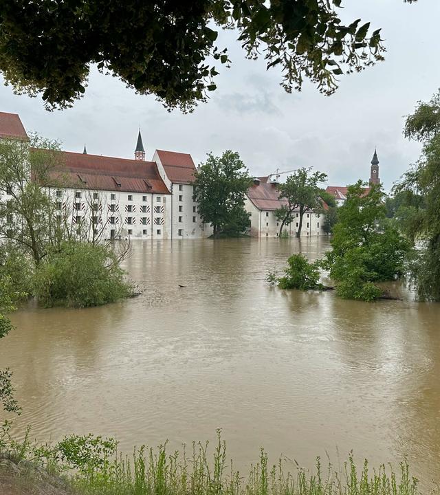 Hochwasser in Bayern. Wasser hat Gebäude erreicht