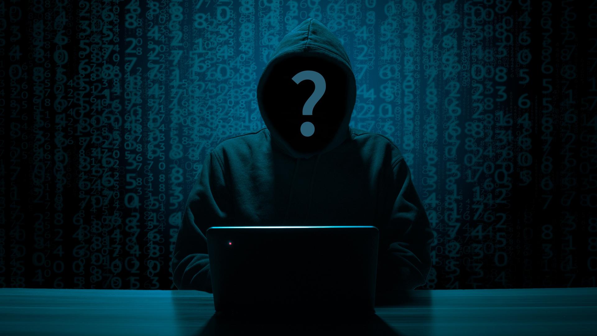 Mann in Hoodie mit Fragezeichen vor dem Gesicht