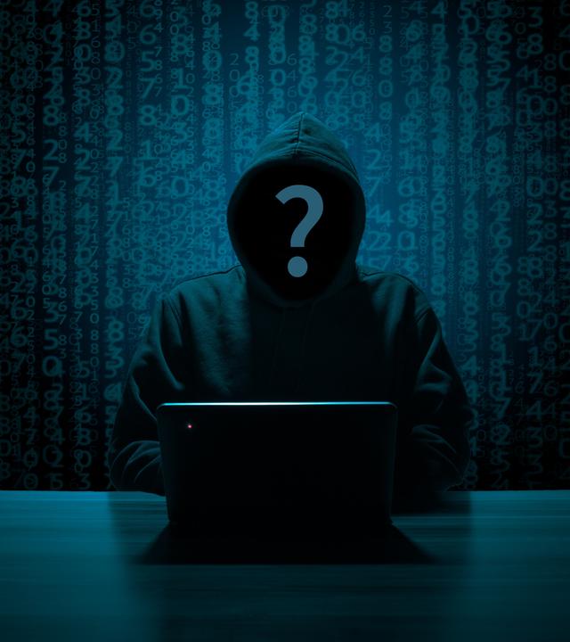Mann in Hoodie mit Fragezeichen vor dem Gesicht