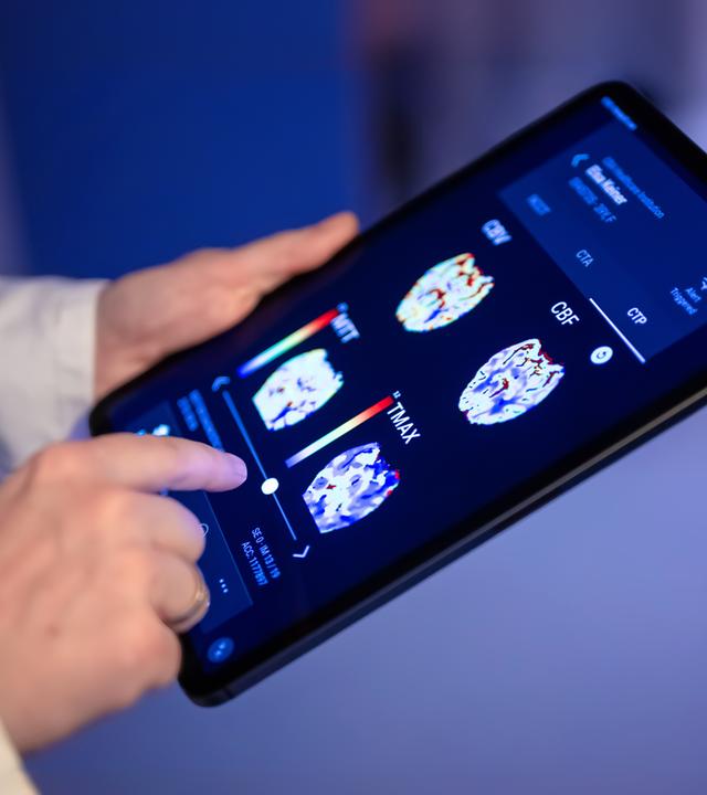 Hand mit Handy - darauf KI basierte Apps