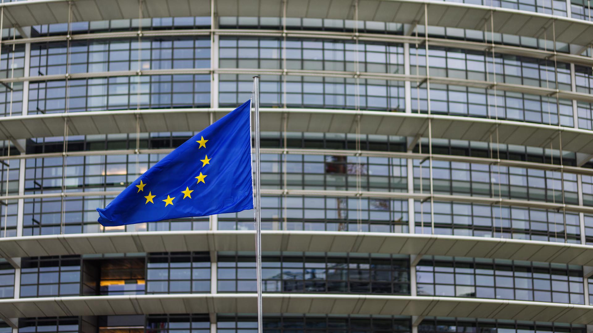 Flagge vor Europaparlament