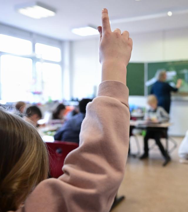 Schülerin in einer Klasse meldet sich