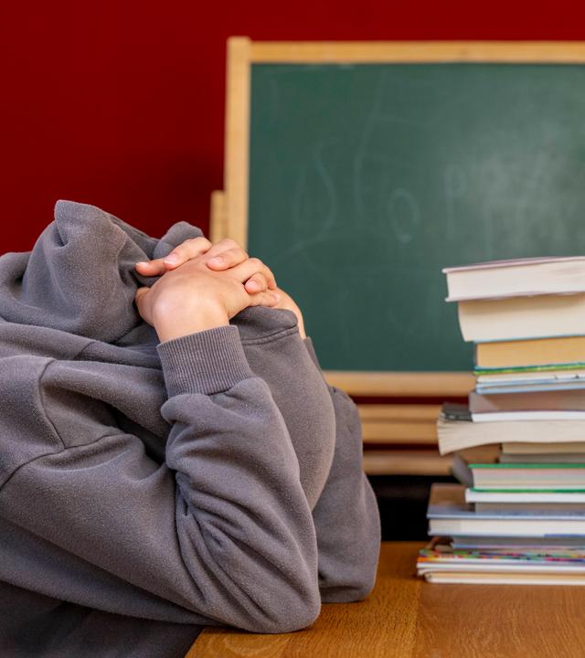 Verzweifeltet Schüler an einem Tisch