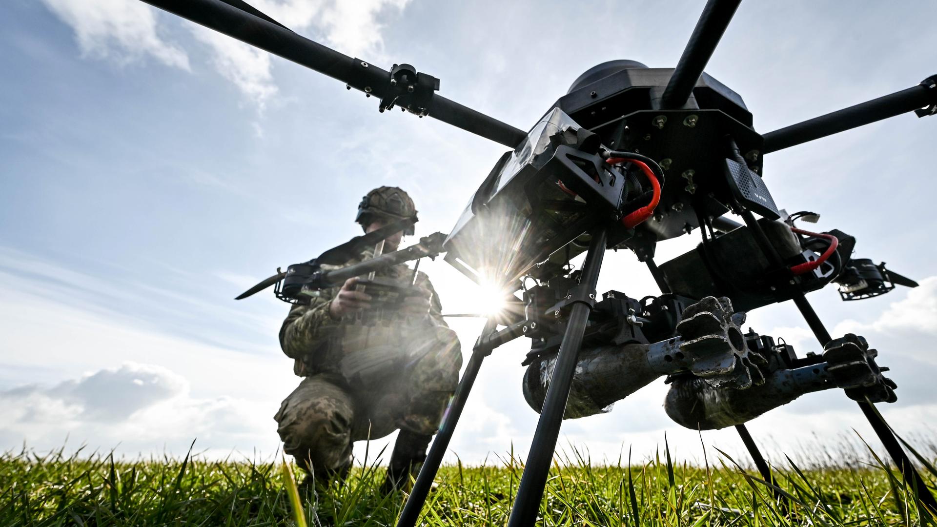 in Soldat startet eine Drohne, ein unbemanntes Kampfflugzeug 