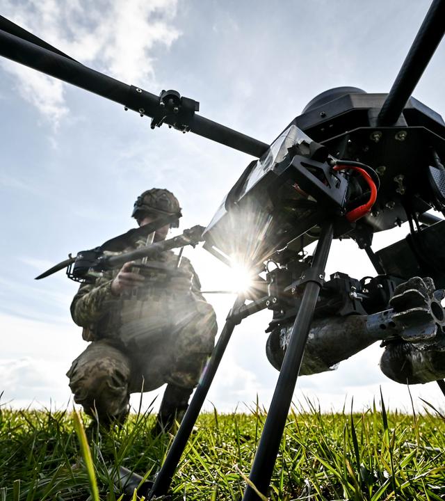 in Soldat startet eine Drohne, ein unbemanntes Kampfflugzeug 