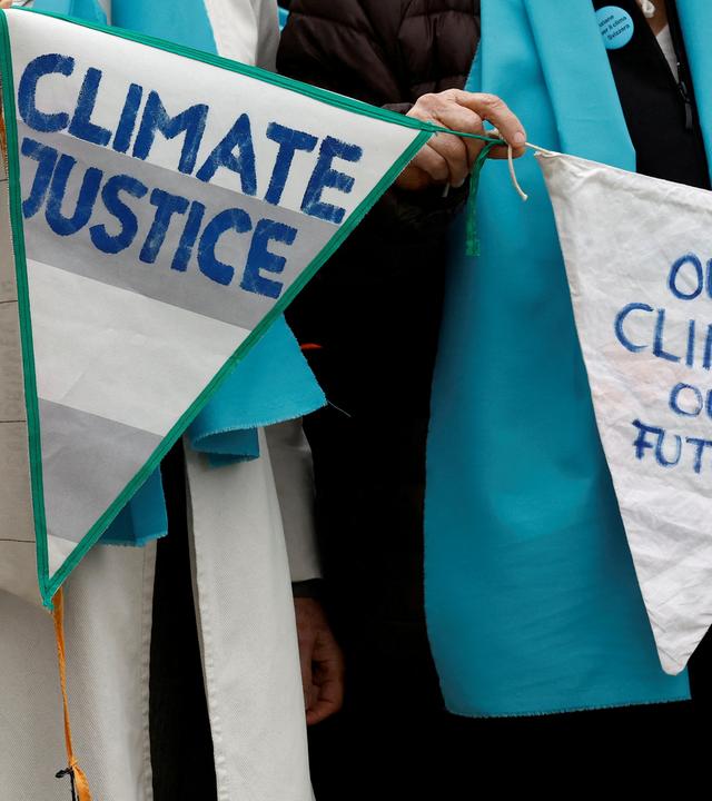 Frauen haben Wimpel mit Aufschrift in der Hand