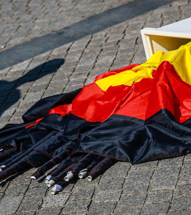 Deutschlandfahnen auf dem Boden