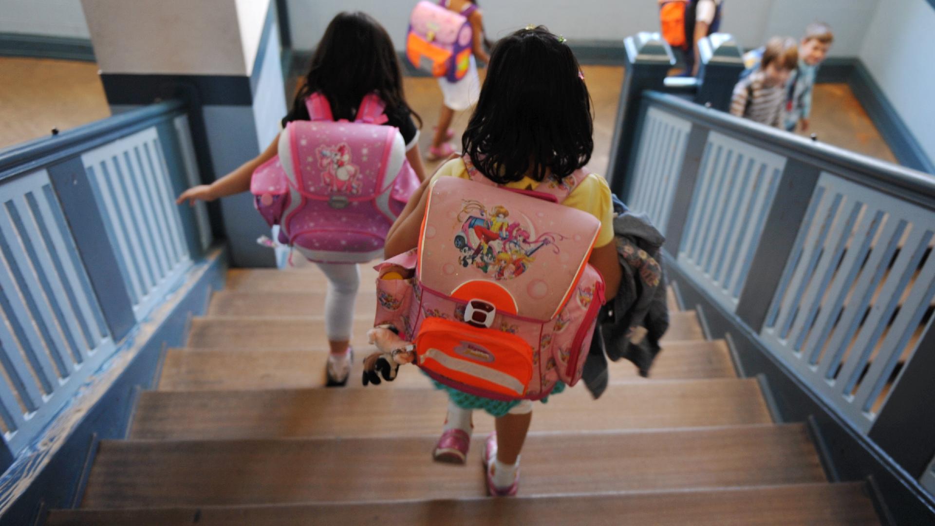 Schulkinder laufen die Treppe runter