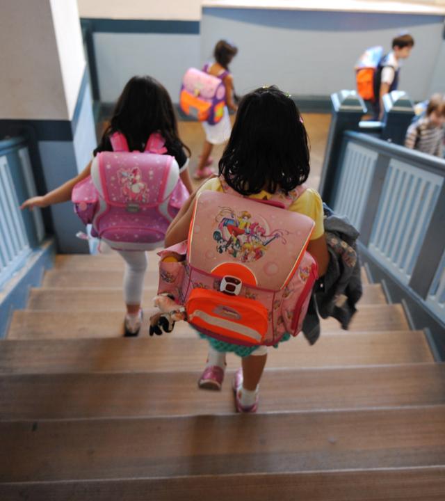 Schulkinder laufen die Treppe runter