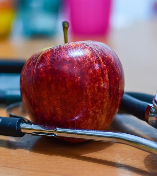 Apfel und Blutdruckmessgeräat