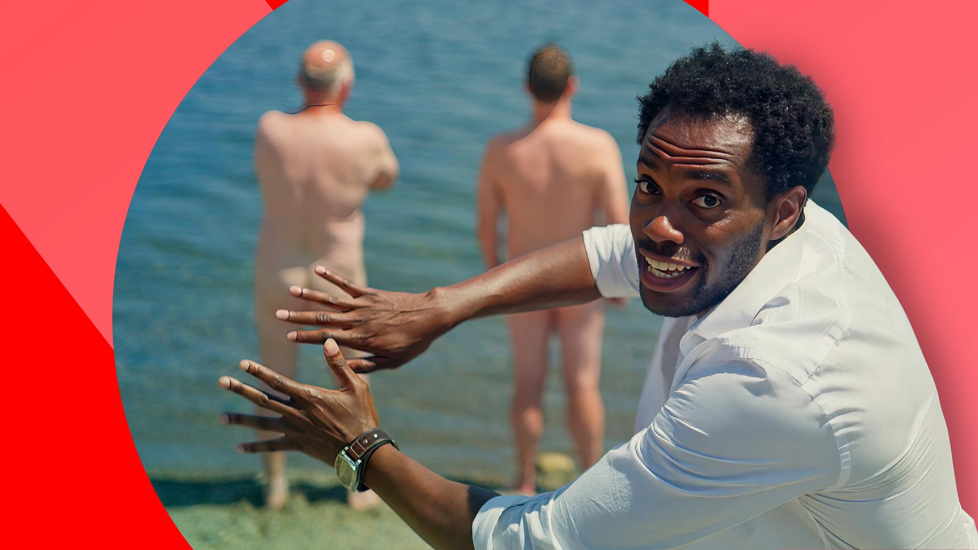 "Unser erstaunlicher Po": Host Anthony Morgan steht vor zwei nackten Männern, die mit dem Rücken zu ihm stehen. Er deutet mit seinen Händen die Geste an, ihre Hintern zu bedecken