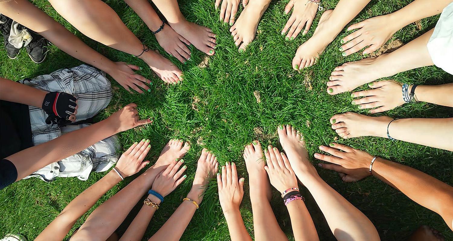 Hände und nackte Füße  in einem Kreis 