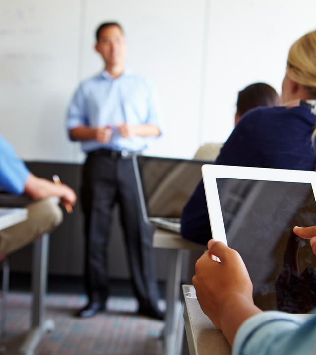 Schüler arbeiten mit Laptops