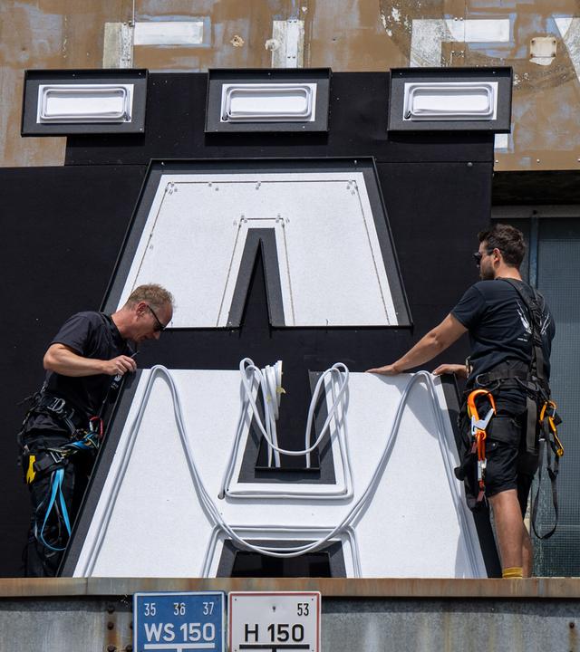 Aufbau für Konzert "Die Ärzte" - Schriftzug am Flughafen Tempelhof wird geändert