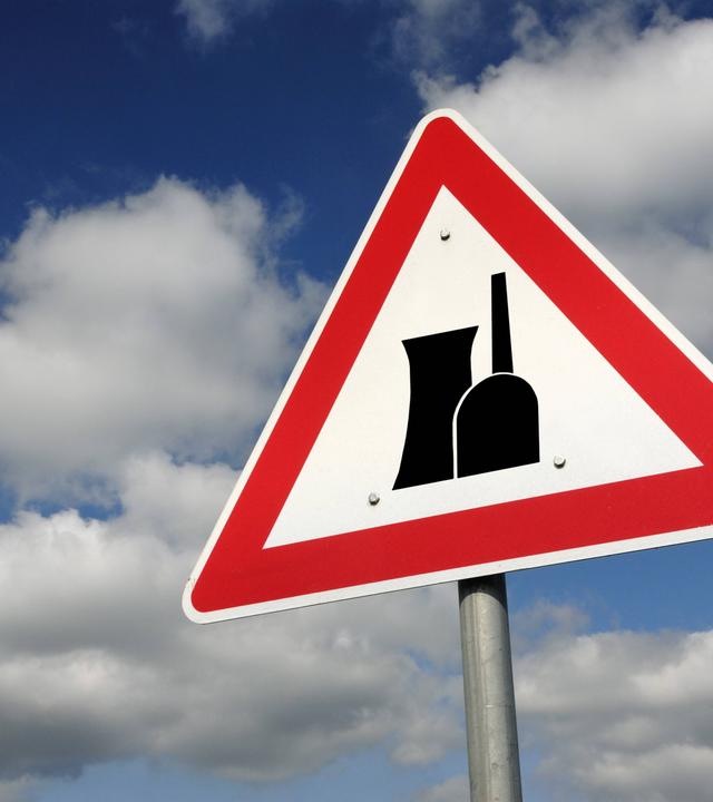 Schild mit einem Atomkraftwerk