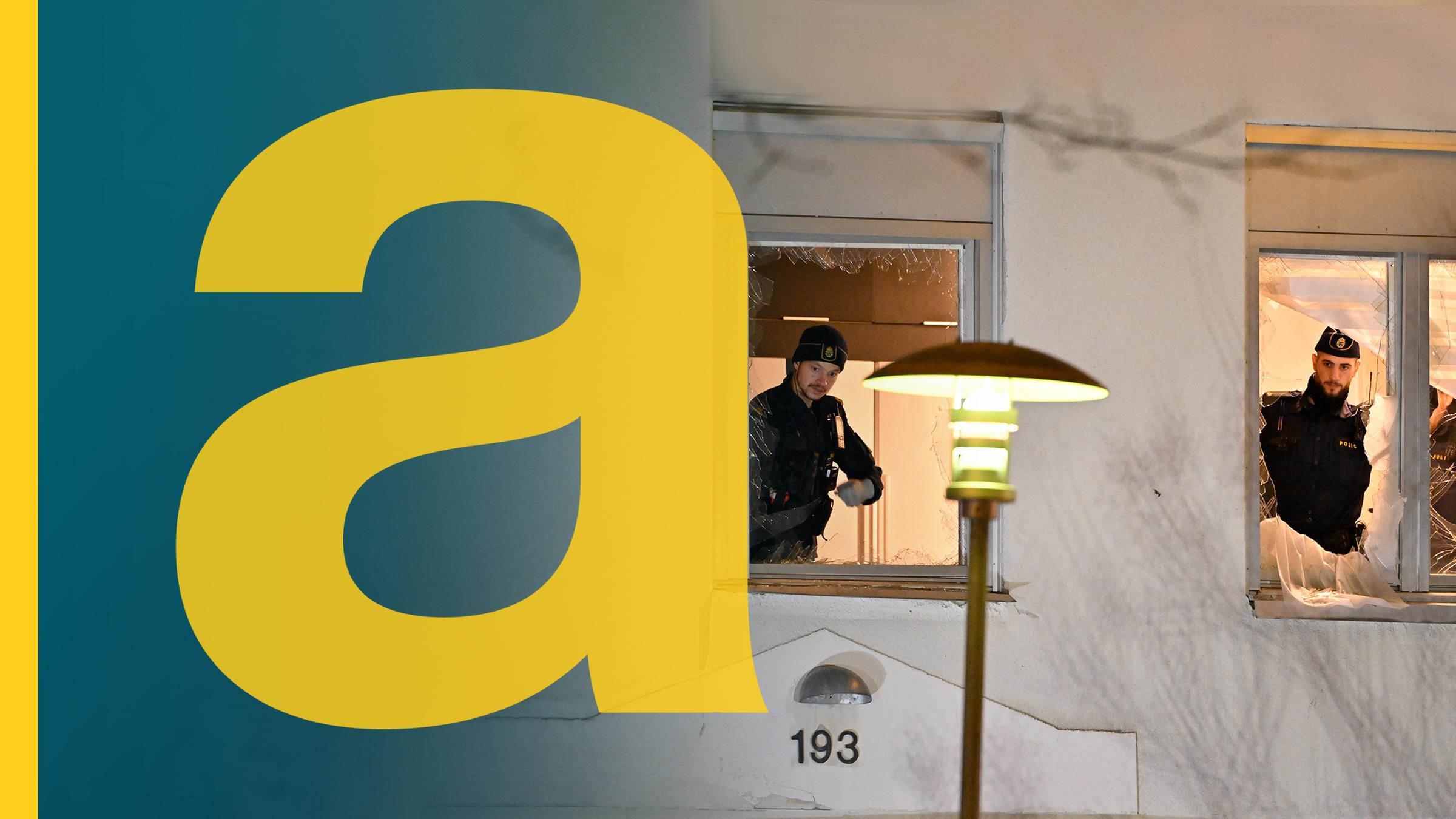 Polizist schaut durch zerschlagenes Fenster