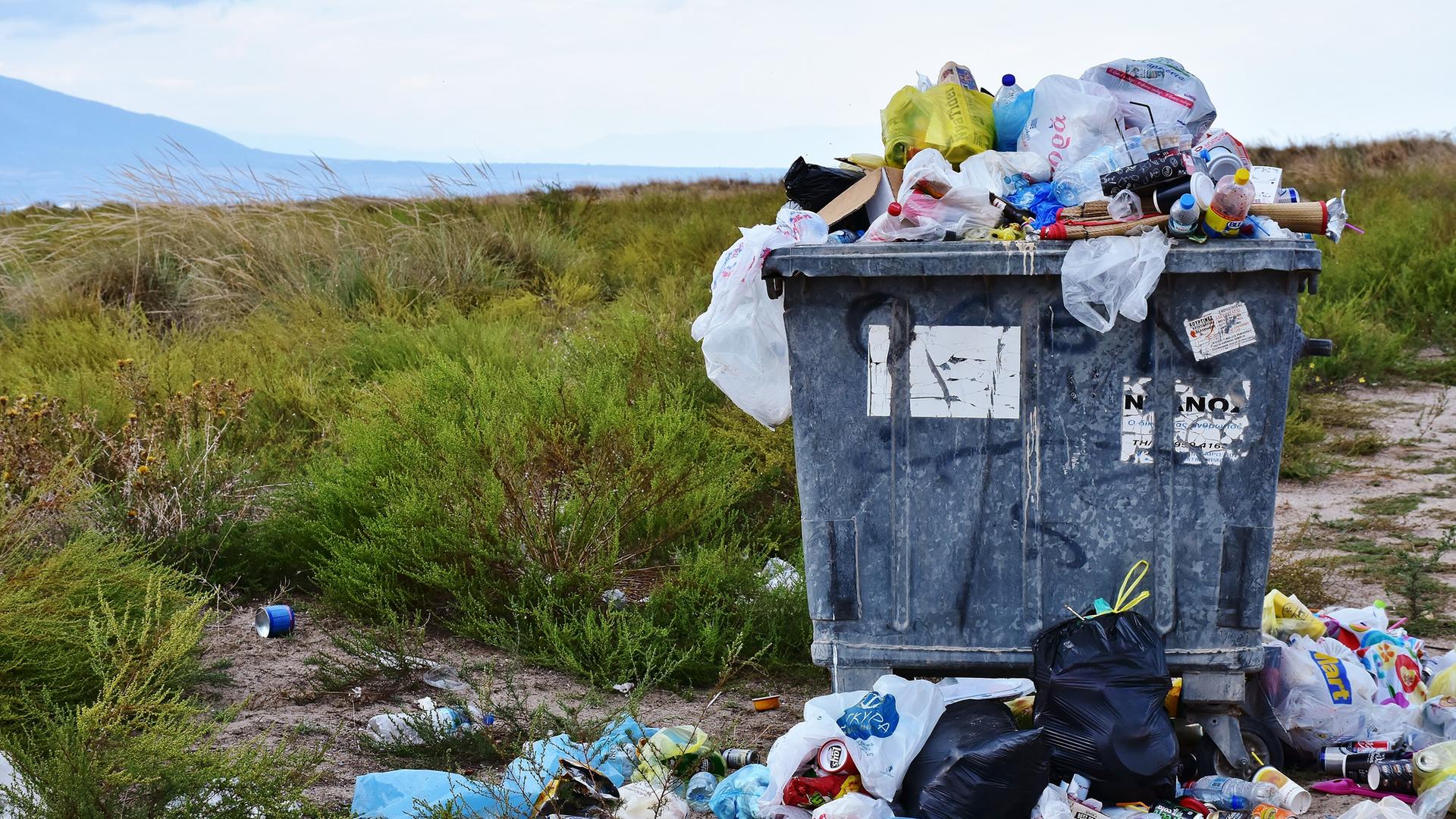 Plastik in einem Müllcontainer
