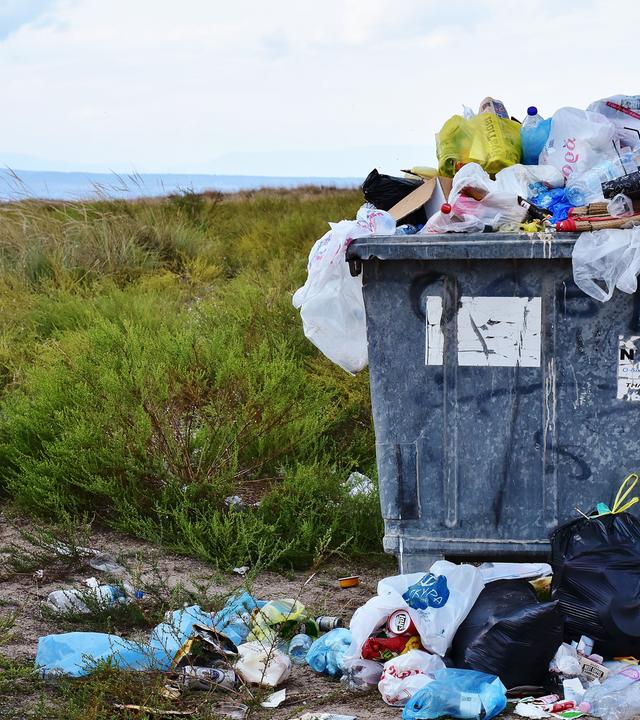 Plastik in einem Müllcontainer