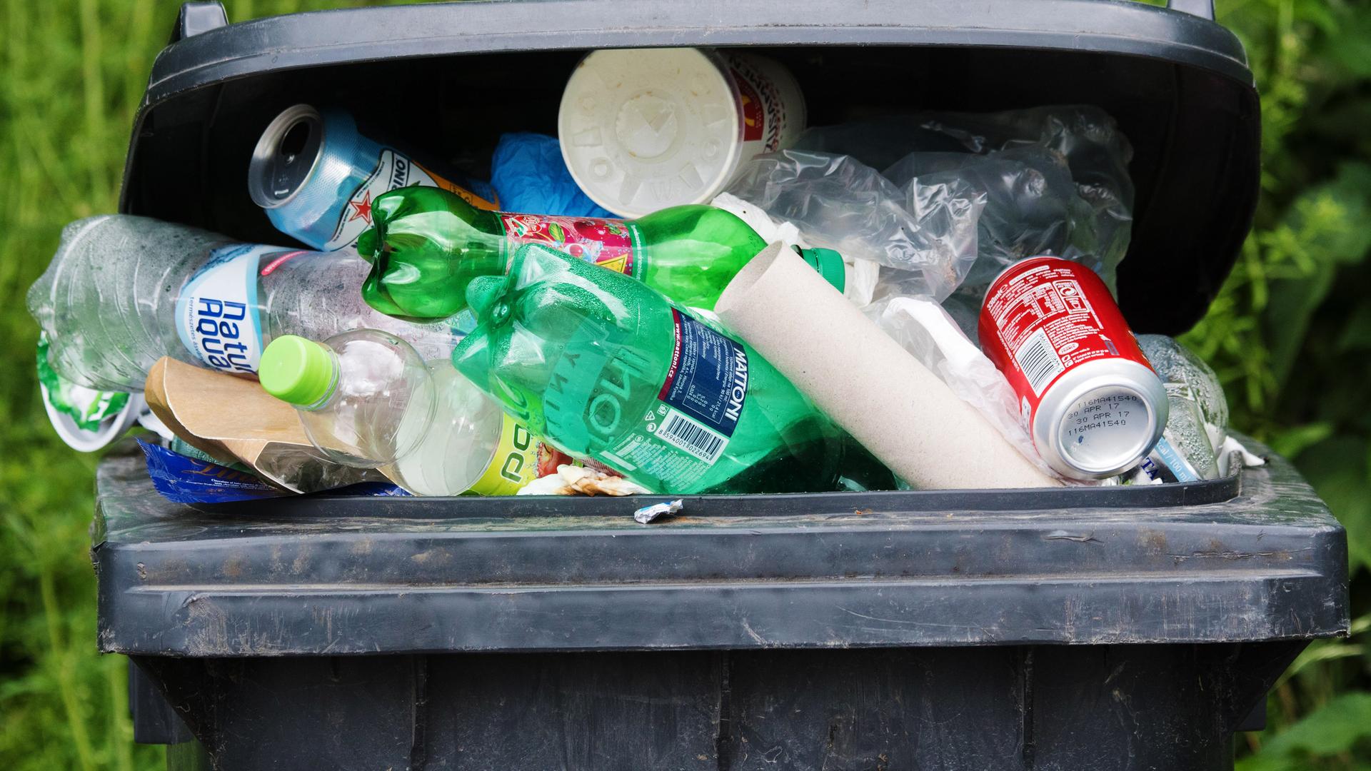 Plastik in einer Mülltonne