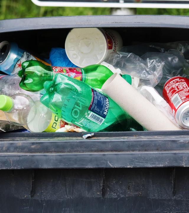 Plastik in einer Mülltonne