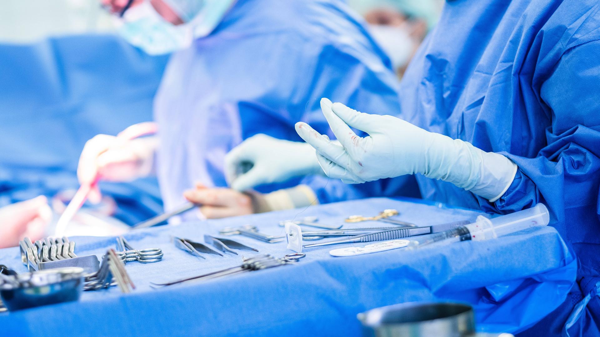 Operationsbesteck auf einem Tisch