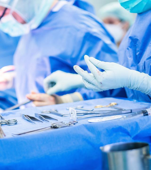 Operationsbesteck auf einem Tisch