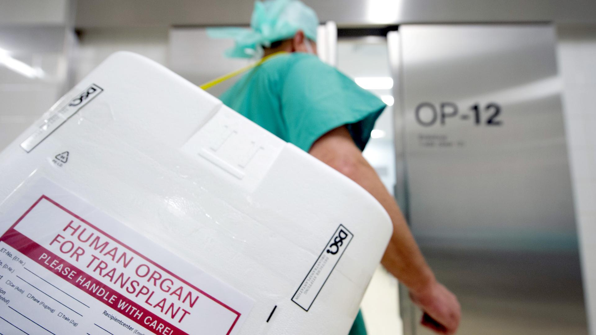 Organspendebehälter mit Aufschrift
