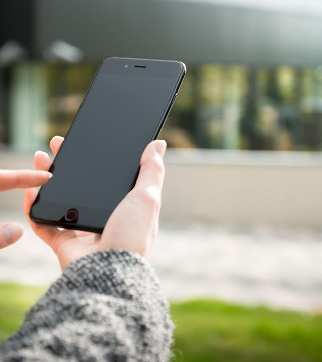 Mädchen mit Smartphone in der Hand