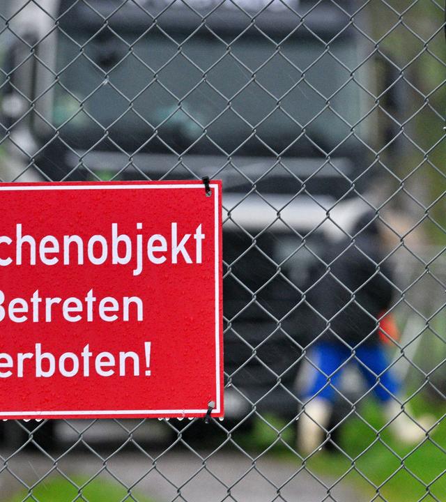 Rotes Schild mit der Aufschrift "Seuchenobjekt - Betreten verboten", montiert an einem Zaun