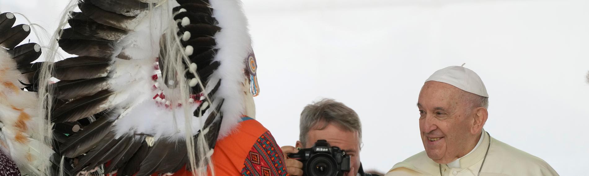 Papst Franziskus schüttelt einem Mitglied der Indigenen Gemeinschaft in Kanada die Hand
