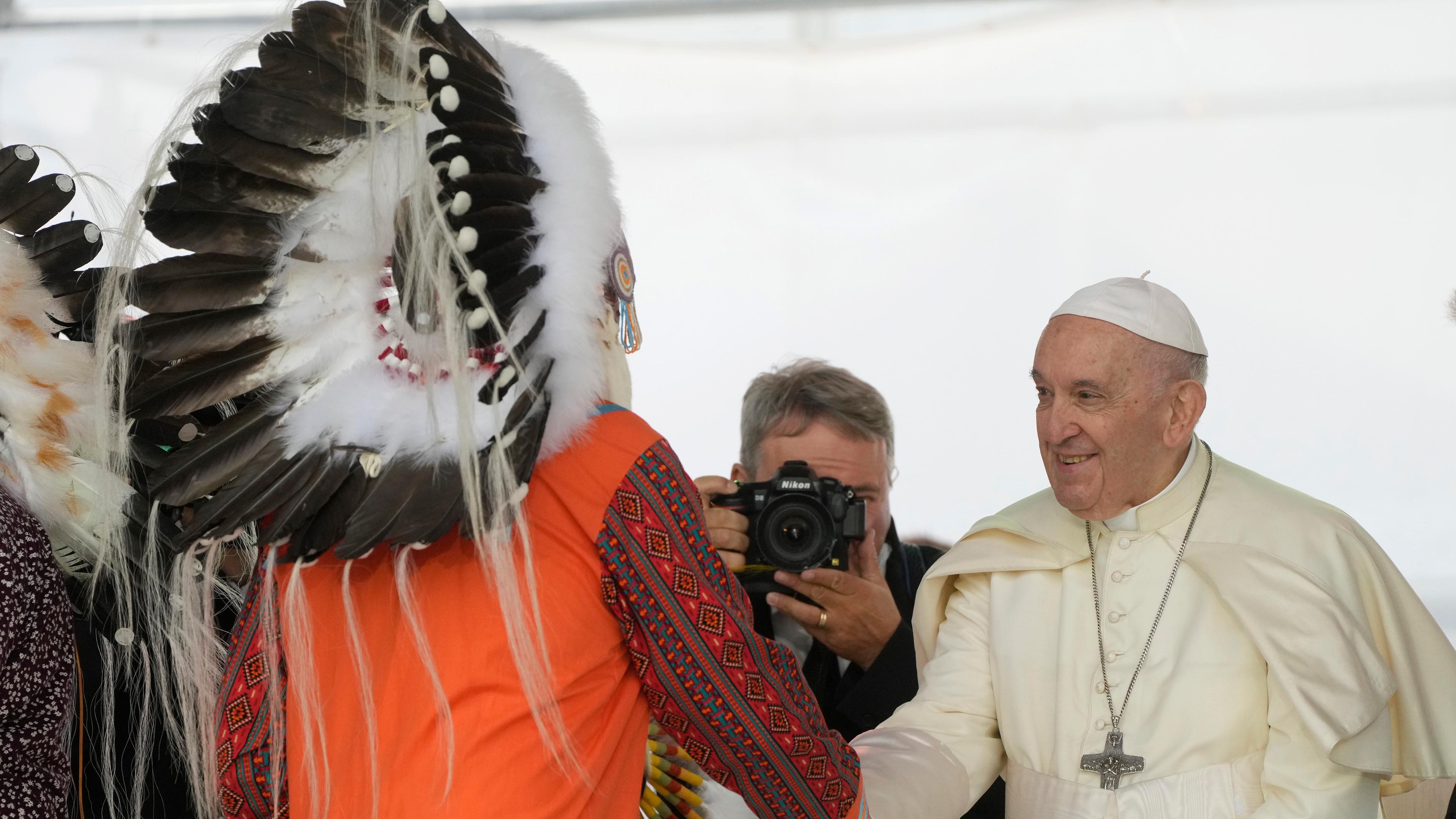 Papst Franziskus schüttelt einem Mitglied der Indigenen Gemeinschaft in Kanada die Hand